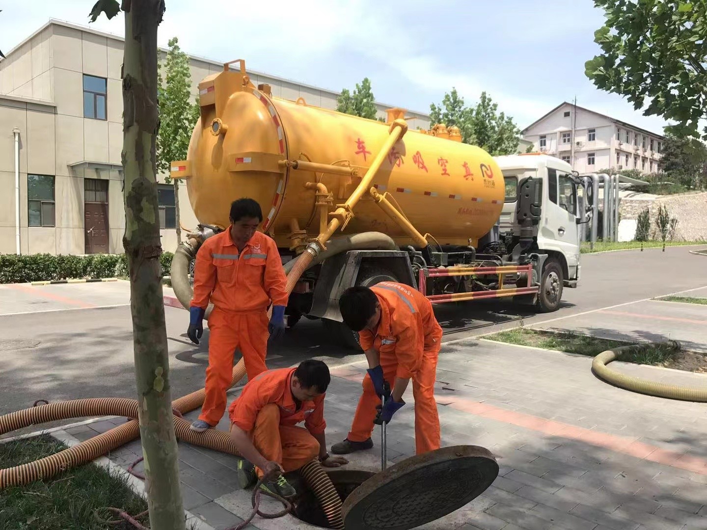 灞桥管道疏通车停在窨井附近