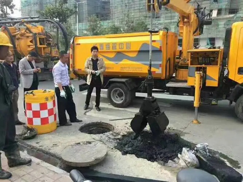灞桥街道：网格员化身“清道夫”，为民解忧疏通“堵心”化粪池